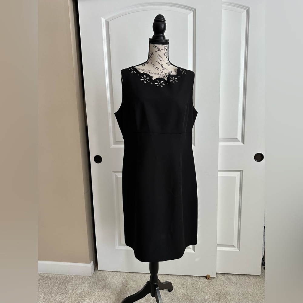 LITTLE BLACK DRESS WITH DETAIL AROUND NECK